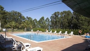 Una piscina al aire libre (de 10:00 a 20:00), tumbonas
