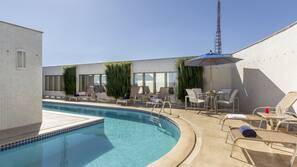 Piscina externa, funciona das 7h00 às 22h00, guarda-sóis
