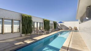 Piscina externa, funciona das 7h00 às 22h00, guarda-sóis