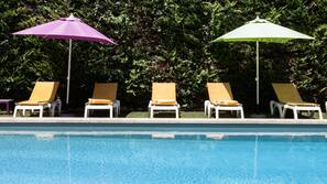 Piscine extérieure (ouverte en saison), parasols de plage