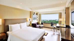Premium bedding, in-room safe, desk, laptop workspace