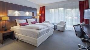 Een minibar, een kluis op de kamer, een bureau, verduisterende gordijnen