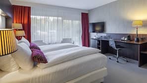 Een minibar, een kluis op de kamer, een bureau, verduisterende gordijnen