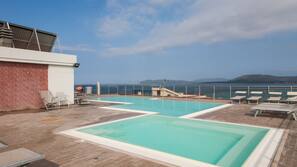 Una piscina al aire libre de temporada