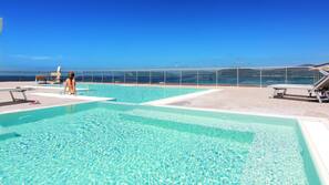 Una piscina al aire libre de temporada