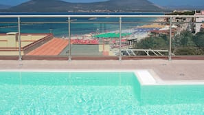 Una piscina al aire libre de temporada