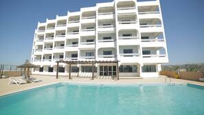 Seasonal outdoor pool, pool umbrellas, sun loungers