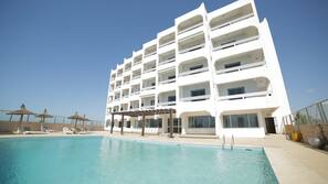 Seasonal outdoor pool, pool umbrellas, sun loungers
