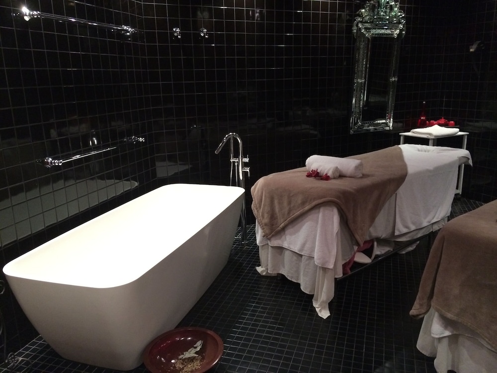 Echoes Boutique Hotel and Restaurant