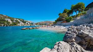 Sulla spiaggia, lettini da mare, ombrelloni, un bar sulla spiaggia