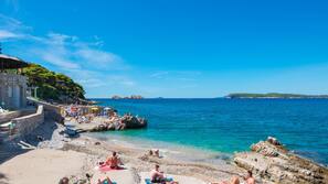 Sulla spiaggia, lettini da mare, ombrelloni, un bar sulla spiaggia