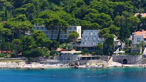 Sulla spiaggia, lettini da mare, ombrelloni, un bar sulla spiaggia