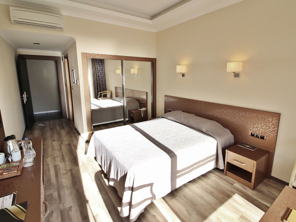 Room, Azka Hotel