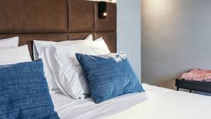 Cofres nos quartos, escrivaninha, cortinas blackout, Wi-Fi de cortesia