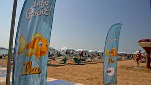 Playa privada, arena blanca, tumbonas y sombrillas