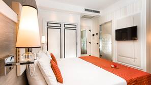 Ropa de cama hipoalergénica, minibar, caja fuerte y escritorio