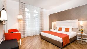 Ropa de cama hipoalergénica, minibar, caja fuerte y escritorio