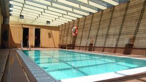 Una piscina cubierta