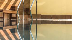 Una piscina cubierta