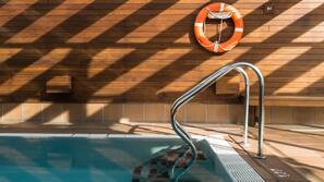 Una piscina cubierta