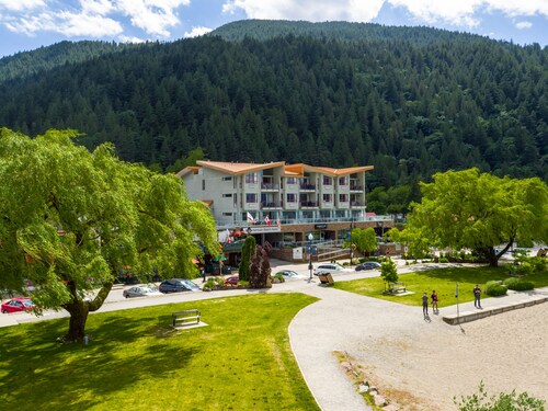 Great Place to stay Harrison Beach Hotel near Harrison Hot Springs