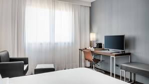 Minibar, caja fuerte, escritorio y cortinas opacas