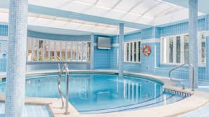Innenpool, 3 Außenpools, Sonnenschirme, Liegestühle