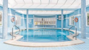 Innenpool, 3 Außenpools, Sonnenschirme, Liegestühle