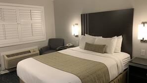 Escritorio, cortinas opacas, tabla de planchar con plancha y wifi gratis