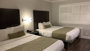 Escritorio, cortinas opacas, tabla de planchar con plancha y wifi gratis