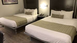 Escritorio, cortinas opacas, tabla de planchar con plancha y wifi gratis