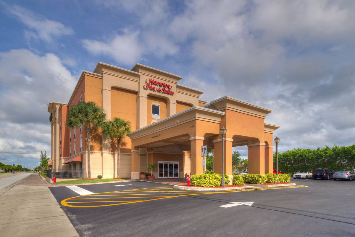 Hampton Inn Suites Cape Coral Fort Myers Area Fl In Fort Myers Fl Expedia