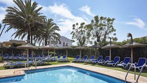 2 piscinas al aire libre, sombrillas, tumbonas