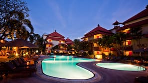 Outdoor pool, pool loungers
