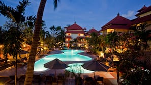 Outdoor pool, pool loungers