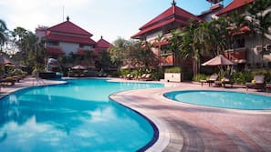 Outdoor pool, pool loungers