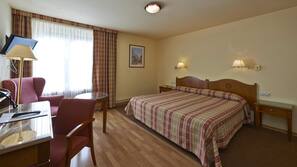 Escritorio, camas supletorias (de pago), wifi gratis y ropa de cama