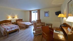 Escritorio, camas supletorias (de pago), wifi gratis y ropa de cama