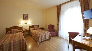 Escritorio, camas supletorias (de pago), wifi gratis y ropa de cama