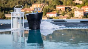 Piscina coperta, piscina stagionale all'aperto, ombrelloni da piscina