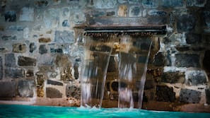 Piscina coperta, piscina stagionale all'aperto, ombrelloni da piscina