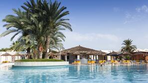 Innenpool, 4 Außenpools, Sonnenschirme, Liegestühle