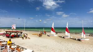 Privatstrand, weißer Sandstrand, Liegestühle, Sonnenschirme