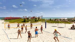 Privatstrand, weißer Sandstrand, Liegestühle, Sonnenschirme