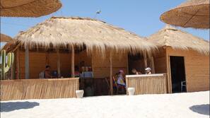 Plage privée, sable blanc, chaises longues, parasols