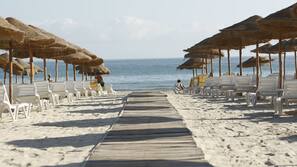 Plage privée, sable blanc, chaises longues, parasols