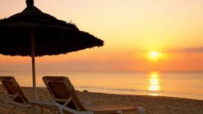Plage privée, sable blanc, chaises longues, parasols