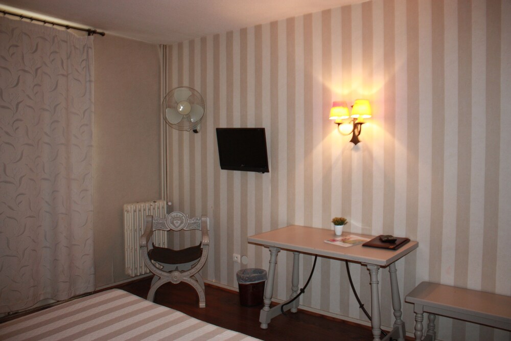 Grand Hotel De La Reine Amelie Grand Hotel De La Reine Amelie