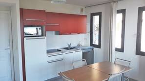Full-sized fridge, microwave, dishwasher, cookware/dishes/utensils
