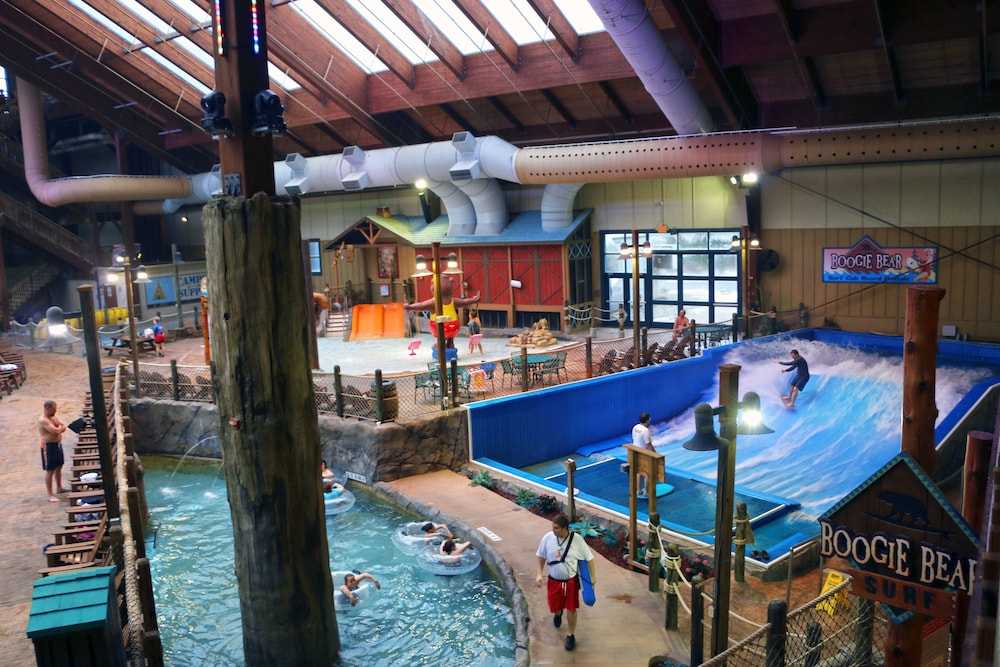 Water park, Six Flags Lodge & Indoor Waterpark